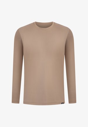 Camisa de manga larga en marrón claro, hecha de una tela suave; presenta un cuello redondo y detalles de costura sutiles, con un pequeño logo en el dobladillo.