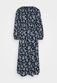 Robe florale en tissu noir ornée de fleurs bleues et blanches. Manches longues et taille froncée avec une jupe fluide, design midi.