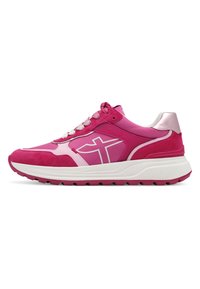 Rosa Sport-Sneaker aus Wildleder und Mesh-Materialien, mit einer weißen Sohle, rosa Akzenten und einem markanten Logodesign an der Seite.