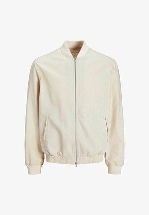 Svijetlo bež bomber jakna s okruglim ovratnikom, prednjim zatvaračem i bočnim džepovima. Ima elastične manžete i donji rub, a ima i glatku teksturu.