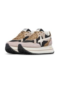 Sneakers in suede e tessuto beige, neri e marroni, con un logo a stella, lacci testurizzati e una suola in gomma nera con trazione.