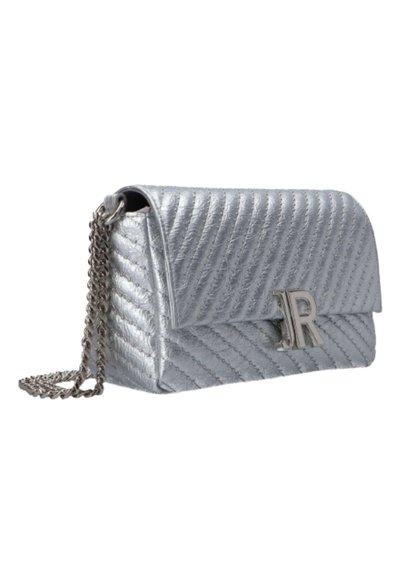 Borsa a mano argento trapuntata realizzata in materiale sintetico, con chiusura a pattina e tracolla in catena argentata. Dettaglio del logo in evidenza sulla parte anteriore.