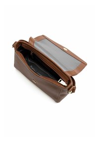 Borsa di pelle marrone con texture, dotata di una cerniera superiore e di un interno rivestito in argento. Presenta una chiusura magnetica e una tasca laterale.
