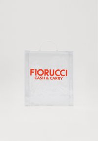 Gjennomsiktig plastpose med en topphåndtak, med fet rød tekst som leser "FIORUCCI CASH & CARRY" på en glatt overflate.