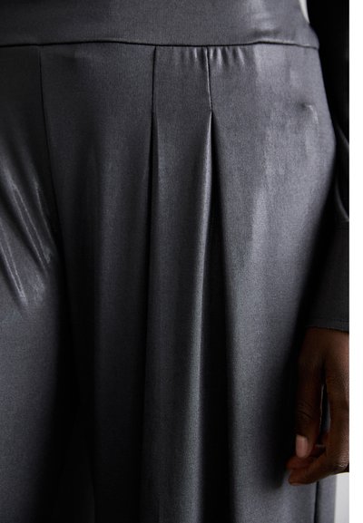 Norma Kamali YOKE WAISTBAND STRAIGHT LEG PLEATED TROUSER - Pantalon classique - charcoal