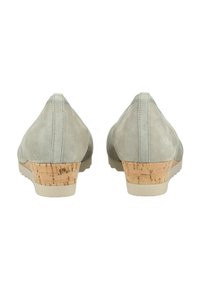 Szare buty zamszowe na koturnie z korka. Okrągłe zapiętki, gładka faktura, widoczne przeszycia wzdłuż szwów oraz gumowa podeszwa zapewniająca przyczepność.