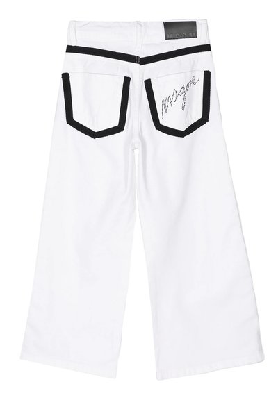 Jeans bianchi a gamba larga con cuciture e tasche nere a contrasto. Le tasche posteriori presentano un design distintivo e la cintura è robusta.