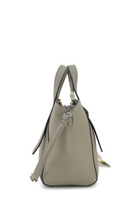 Beige leren handtas met een gestructureerde vorm, zwarte piping, dubbele handvaten en een afneembare schouderriem. Voorzien van een decoratieve sjaal bevestiging.