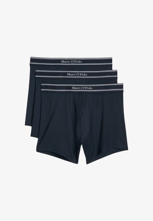 Drei Paar schwarze Boxerbriefs gestapelt, jeweils mit einem Bund, der mit dem Text "Marc O'Polo" in weißer Schrift und dünnen weißen Streifen versehen ist.