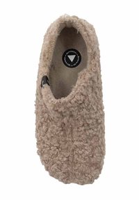 Beżowy kapcie wewnętrzny wykonany z teksturowanej, puszystej tkaniny, z zaokrąglonym noskiem i otwartą piętą; na wewnętrznej stronie znajduje się okrągłe logo.