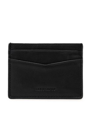 Porte-cartes noir mince en cuir avec quatre fentes pour cartes et nom de la marque en relief sur le devant.