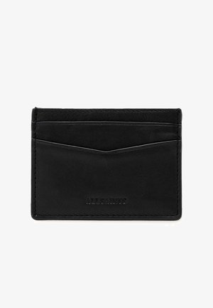 Schwarzer schlanker Leder-Kartenhalter mit vier Kartensteckplätzen und geprägtem Markennamen auf der Vorderseite.