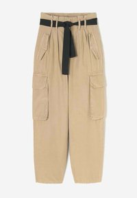 Beige cargobroek met een zwarte riem, voorzien van twee grote zijzakken en een relaxte pasvorm. Gemaakt van stevig materiaal met een soepele textuur.