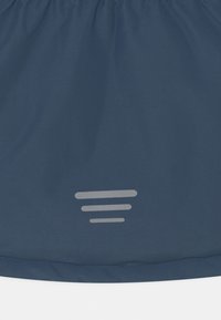 Zila auduma ar trim horizontālām atstarojošām strīpām, kuras tuvāk apakšmalai ir mazākas garumā.