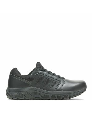 Czarne buty sportowe z syntetyczną cholewką, siateczkowymi akcentami i teksturowaną gumową podeszwą z wzorem w zygzak oraz systemem sznurowania.