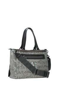 Graue Handtasche aus strukturiertem Stoff mit dunklen Ledergriffen, einer Reißverschluss-Fronttasche und einem gemusterten Schulterriemen. Auffälliges Schreibdetail auf der Außenseite.