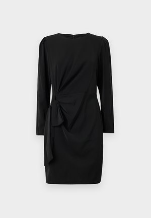 Fekete ruha hosszú ujjakkal, kerek nyakkivágással, és egy csomózott részlettel a deréknál. Simító anyagból készült, enyhe textúrával.