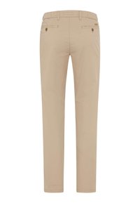 Beige rechte broek met ceintuurlussen, twee achterzakken met knoopsluiting en een nette, op maat gemaakte afwerking.