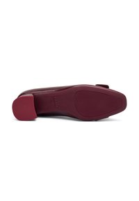 Scarpa in pelle bordeaux con punta arrotondata. Tacco basso e quadrato con suola testurizzata e marchio. Finitura liscia e design minimalista.