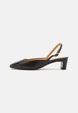 Schwarzer Leder-Slingback-Schuh mit einer spitzen Zehe, niedrigem Blockabsatz und glänzenden Akzenten auf der Kappe. Dezenter strukturierter Oberstoff und beigefarbenes Fußbett.