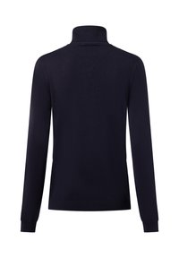 Granatowy sweter z rękawami długimi, z dzianiny, z wysokim kołnierzem i dopasowaną sylwetką z prążkowanymi wykończeniami. Gładka faktura, bez wzorów.