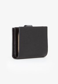 Portafoglio compatto in pelle nera con finitura texture, dotato di un compartimento con zip e più scomparti per carte di credito. Design pieghevole.