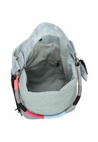 Sac seau bleu clair avec un extérieur texturé, une doublure intérieure douce et des poignées en tissage colorées en rose, noir, bleu clair et gris.