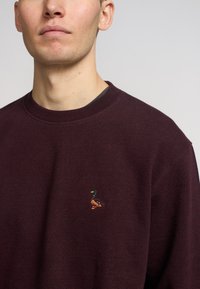 REVOLUTION Sweater - burgundy