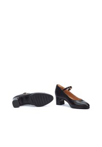 Talons en cuir noir avec un bout rond et une sangle sur le cou-de-pied, dotées d'un talon large et d'une semelle extérieure en caoutchouc texturé pour une meilleure adhérence.