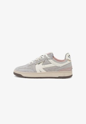 Grijze suède sneakers met witte en lichtroze accenten, ronde neus, platte veters en een gestructureerde rubberen zool met een patroon.