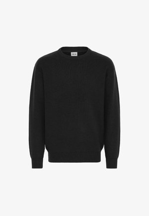 Fekete kötött pulóver kerek nyakkal, hosszú ujjakkal, bordás mandzsettával és aljjal. Puha anyagból készült, sima textúrával.