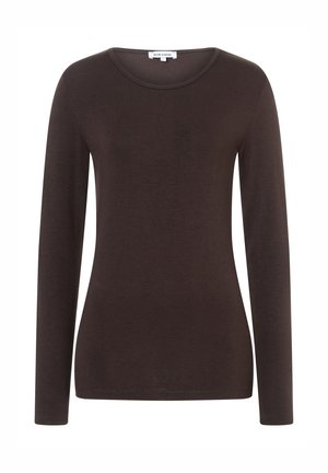T-shirt ajusté à manches longues, col rond, de couleur marron foncé, en tissu lisse, avec une petite étiquette de marque à l’intérieur du col.