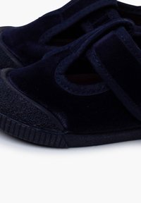 Granatowe buty wykonane z miękkiego aksamitu, z okrągłym czubkiem, rzepem i teksturowaną gumową podeszwą.