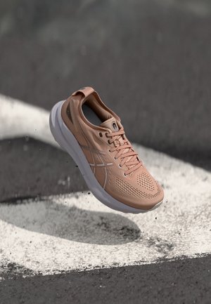 GEL-KAYANO 31 - Silniční běžecké boty - pink