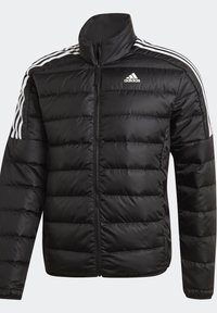 Doudoune noire Adidas avec des détails à trois rayures blanches sur les épaules et les manches, fermeture éclair à l'avant et logo Adidas sur la poitrine.