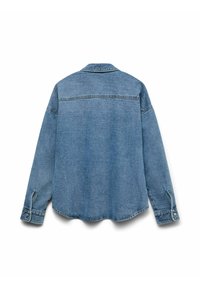 Camicia in denim blu, vestibilità rilassata, con bottoni sul davanti, maniche lunghe con polsini button-up, yoke posteriore, orlo leggermente curvato, tessuto morbido.