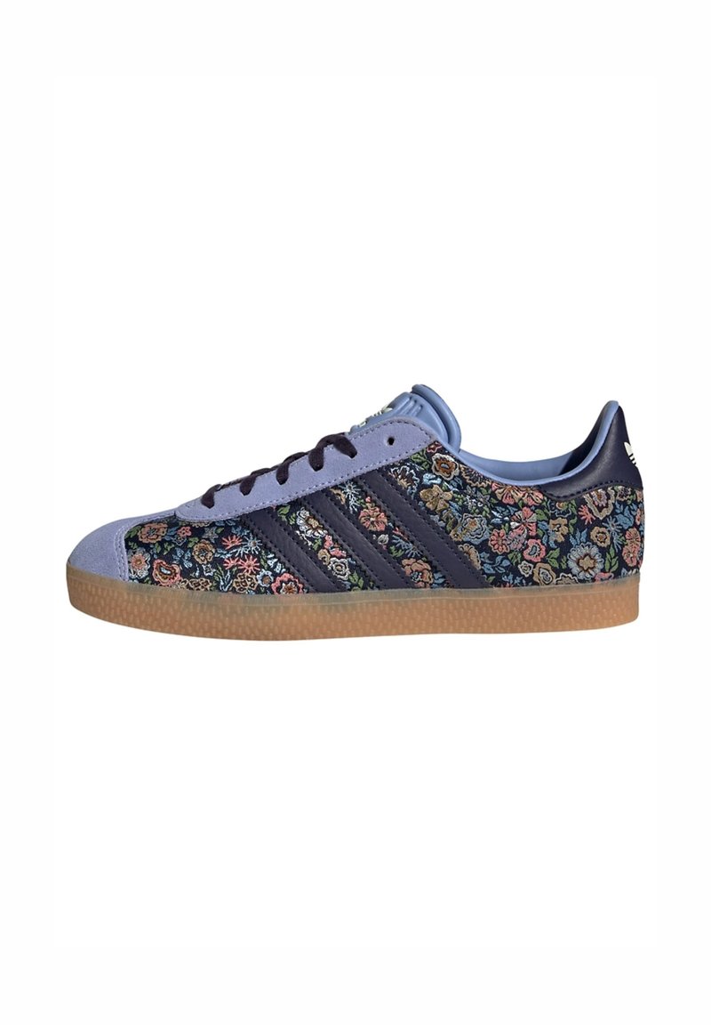 Floral-patterned sneaker with a navy blue and light blue upper, three dark stripes, and a gum rubber outsole. Lace closure, textile material.