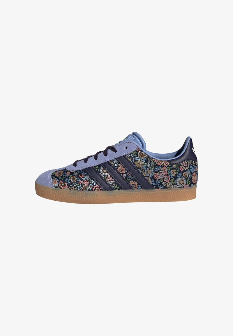 Floral-patterned sneaker with a navy blue and light blue upper, three dark stripes, and a gum rubber outsole. Lace closure, textile material.