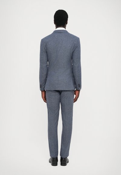 Slim-fit blue wool suit with a textured finish. Single-breasted jacket and matching trousers, featuring two buttons and back vents.