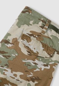 Παντελόνια cargo καμουφλάζ σε μπεζ, πράσινο και καφέ. Διαθέτουν πίσω τσέπη, θηλιές για ζώνη και υφή με ριγέ μοτίβο.