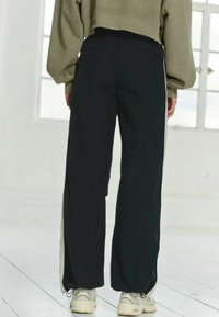 Next SIDE JOGGERS  - Verryttelyhousut - black ecru cream