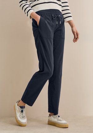 Pantalones de color azul marino, ligeros, con cintura elástica y cordón, que cuentan con dos bolsillos frontales y un diseño de pierna ajustada.