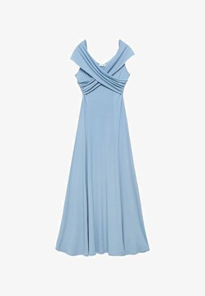 Lyseblå maxi kjole med draperet bodice, off-shoulder ærmer og en svajende kant, lavet af blødt stof med en glat tekstur.