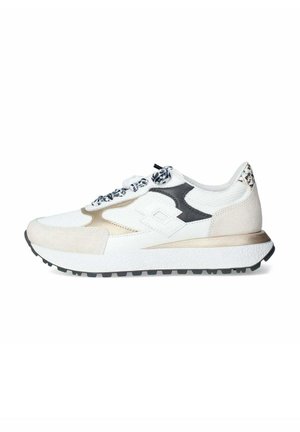 Sneakers con una toma superiore in rete bianca, accenti in suede, dettagli dorati, suola testurizzata e lacci a fantasia. Presentano un logo nero a contrasto.