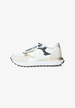 Sneakers con una toma superiore in rete bianca, accenti in suede, dettagli dorati, suola testurizzata e lacci a fantasia. Presentano un logo nero a contrasto.