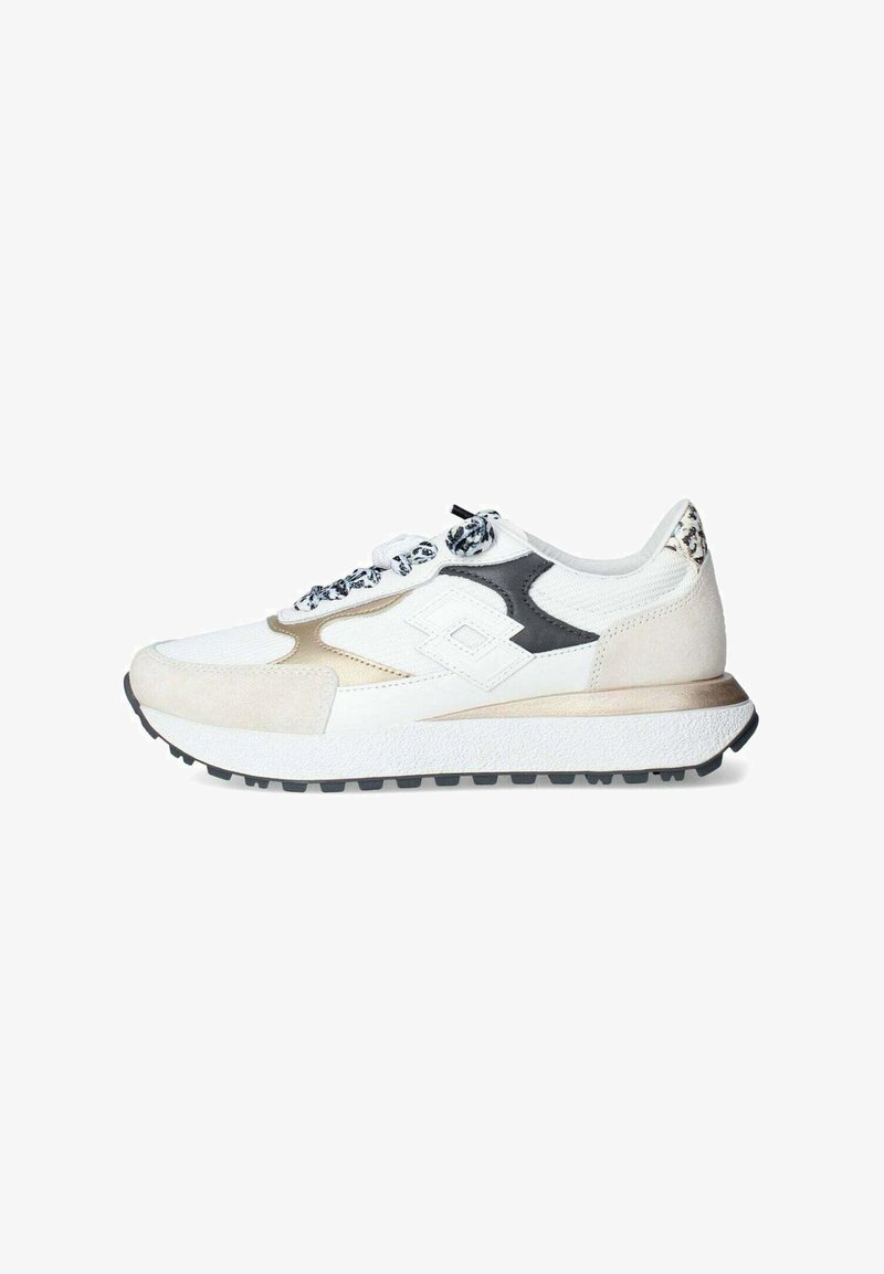 Sneakers con una toma superiore in rete bianca, accenti in suede, dettagli dorati, suola testurizzata e lacci a fantasia. Presentano un logo nero a contrasto.