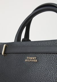 Tommy Hilfiger AMERICAN ICON MINI TOTE - Handtasche - black