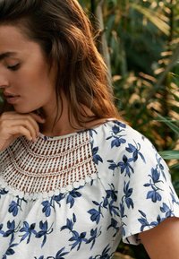 Next SHORT SLEEVE BUBBLEHEM REGULAR FIT - T-shirts print - cream blue kew collection print
