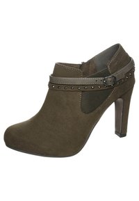 Braune Wildleder-Ankle-Boots mit hohem Absatz, ausgestattet mit einem dekorativen Riemen und Nieten entlang der Kante. Elastische Seitenteile für ein einfaches Anziehen.