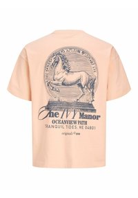 Tricou de culoare piersică cu un grafic negru reprezentând o statuie de cal care saltă și textul: The IVY Manor, Oceanview Path, Tranquil Tides, ME 04801, 1990.